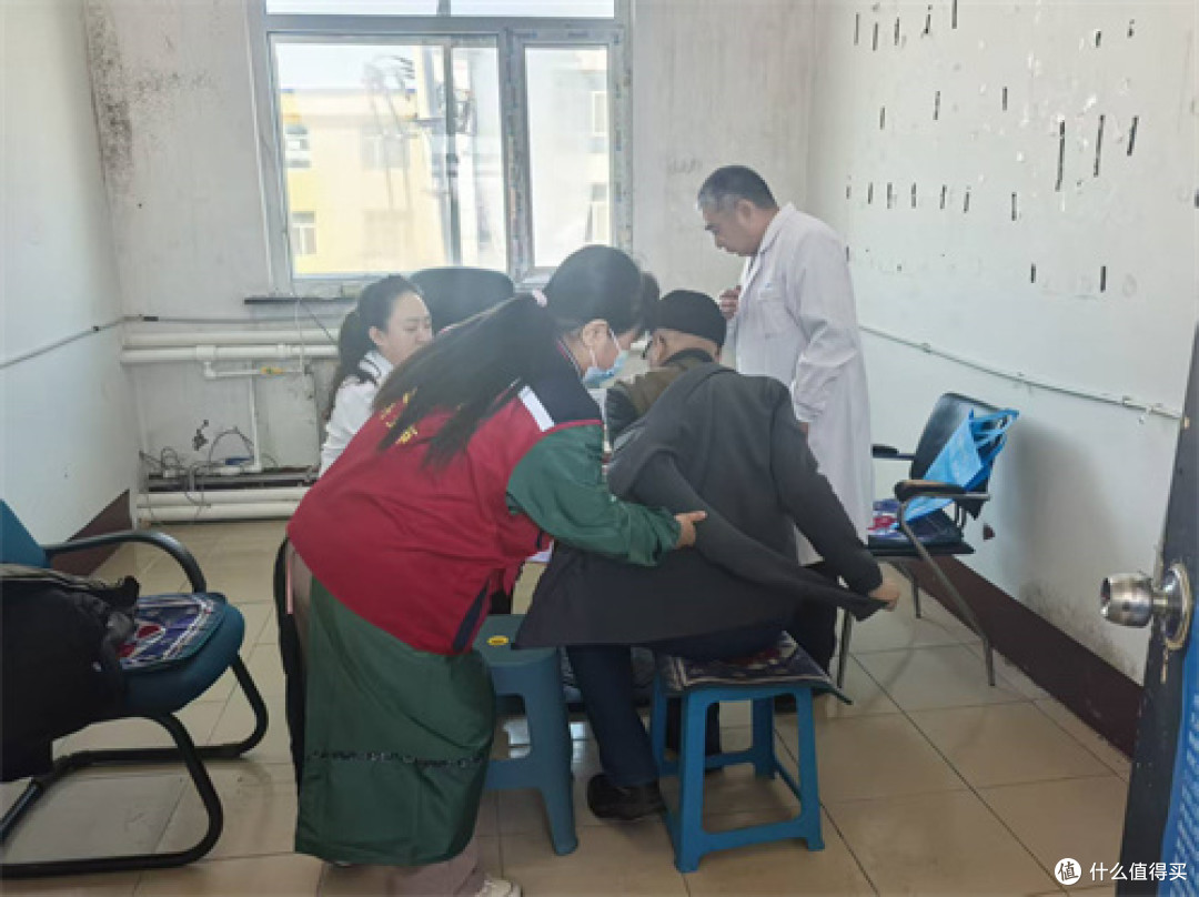 舒兰市委社会工作部携青年志愿者协会开展免费体检与公益理发活动