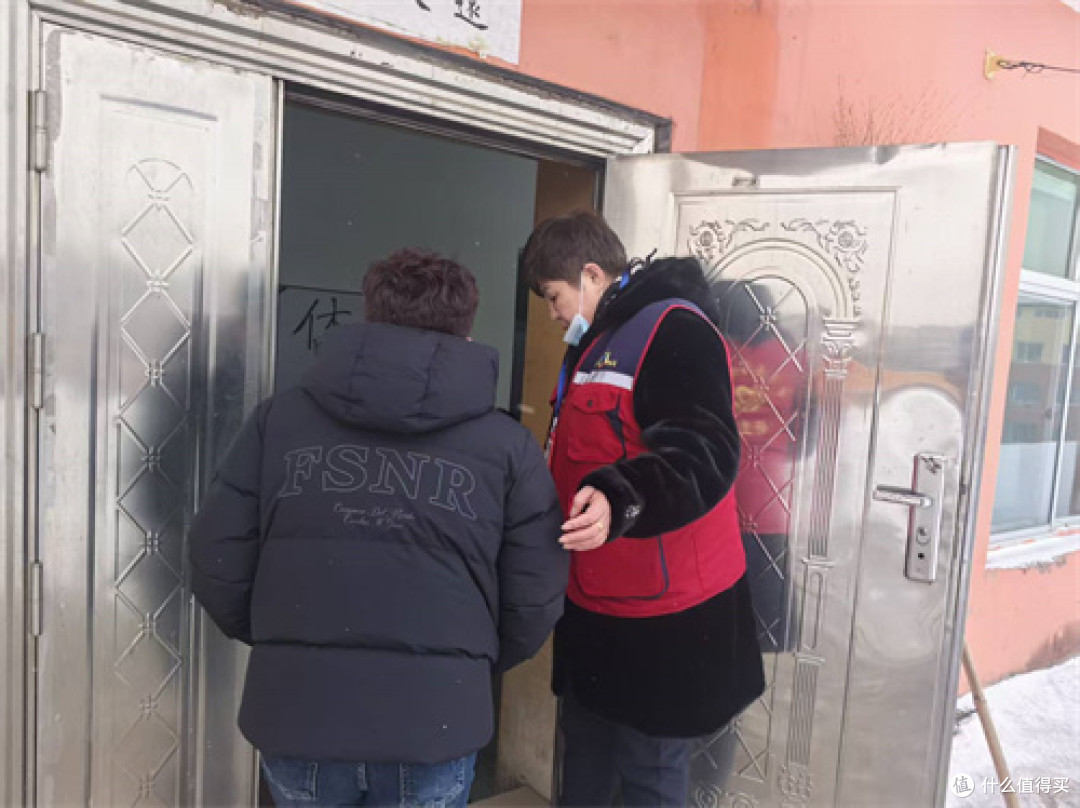 舒兰市委社会工作部携青年志愿者协会开展免费体检与公益理发活动