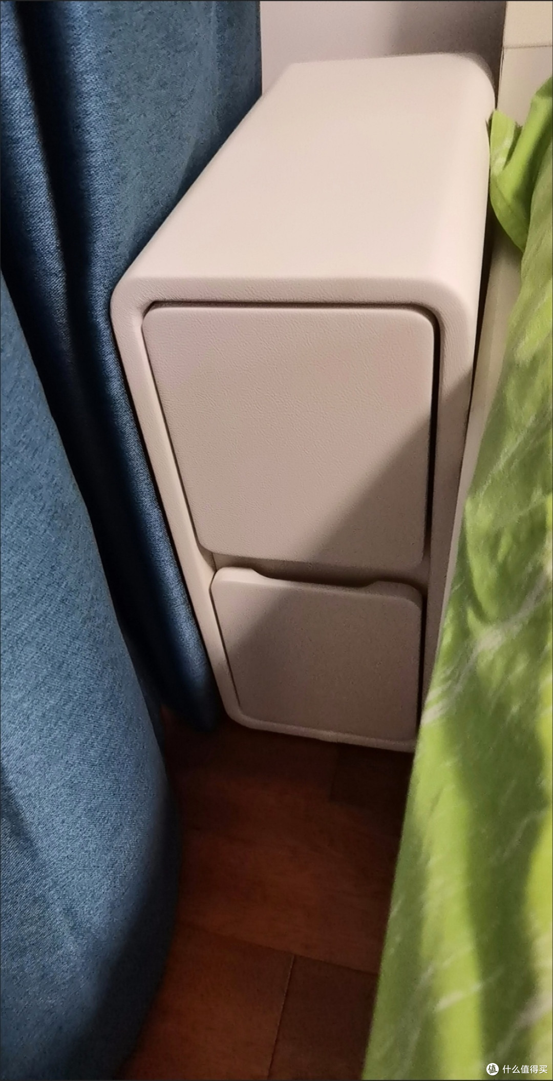1㎡夹缝逆袭!超窄实木床头柜让卧室整洁又轻奢