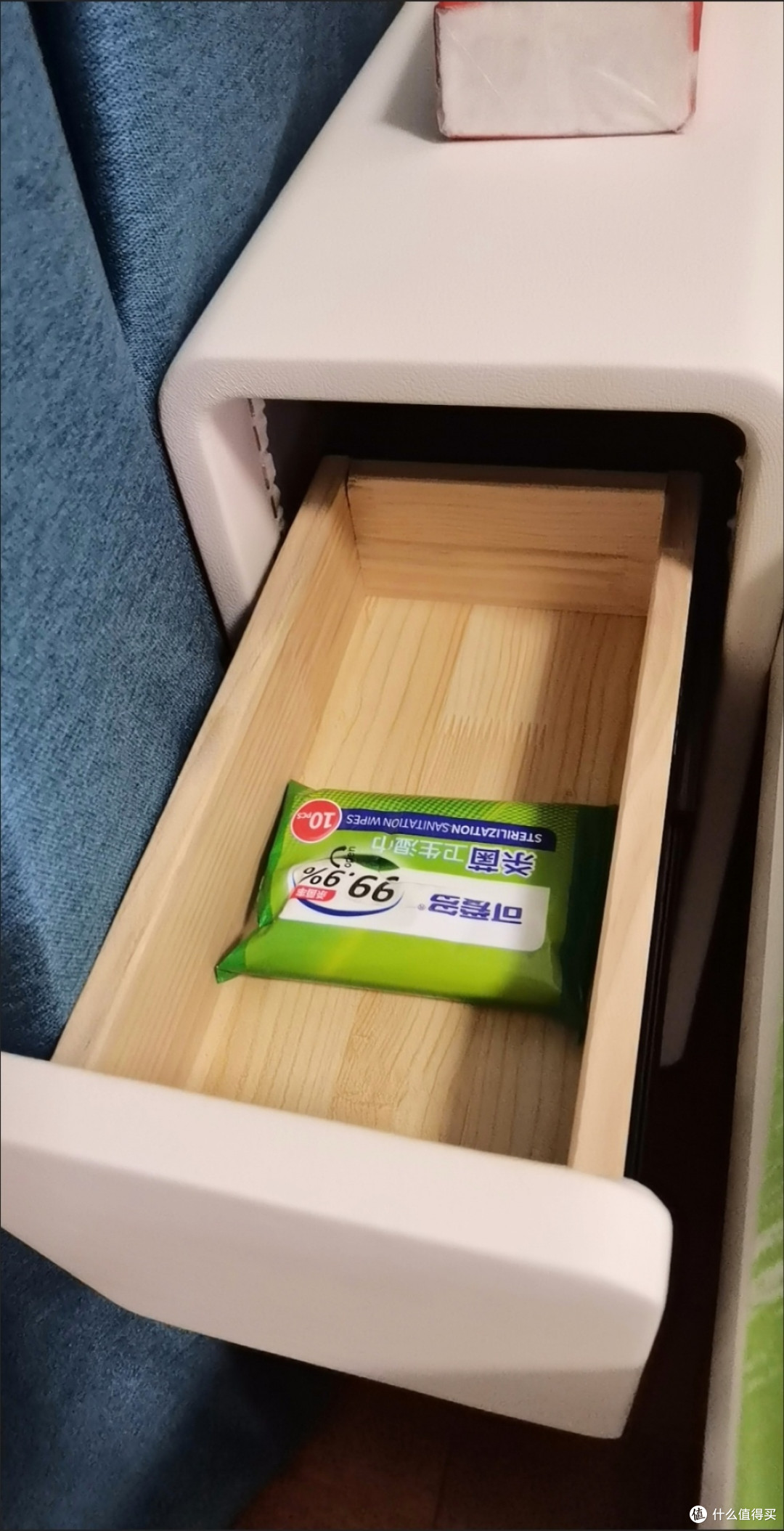 1㎡夹缝逆袭!超窄实木床头柜让卧室整洁又轻奢