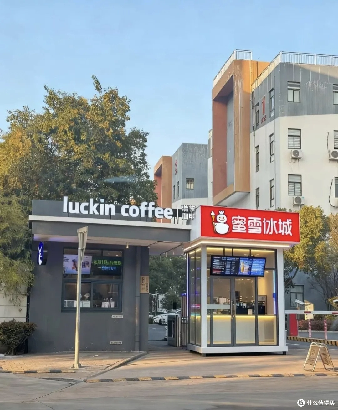 瑞幸在保安亭卖咖啡,太会玩了!
