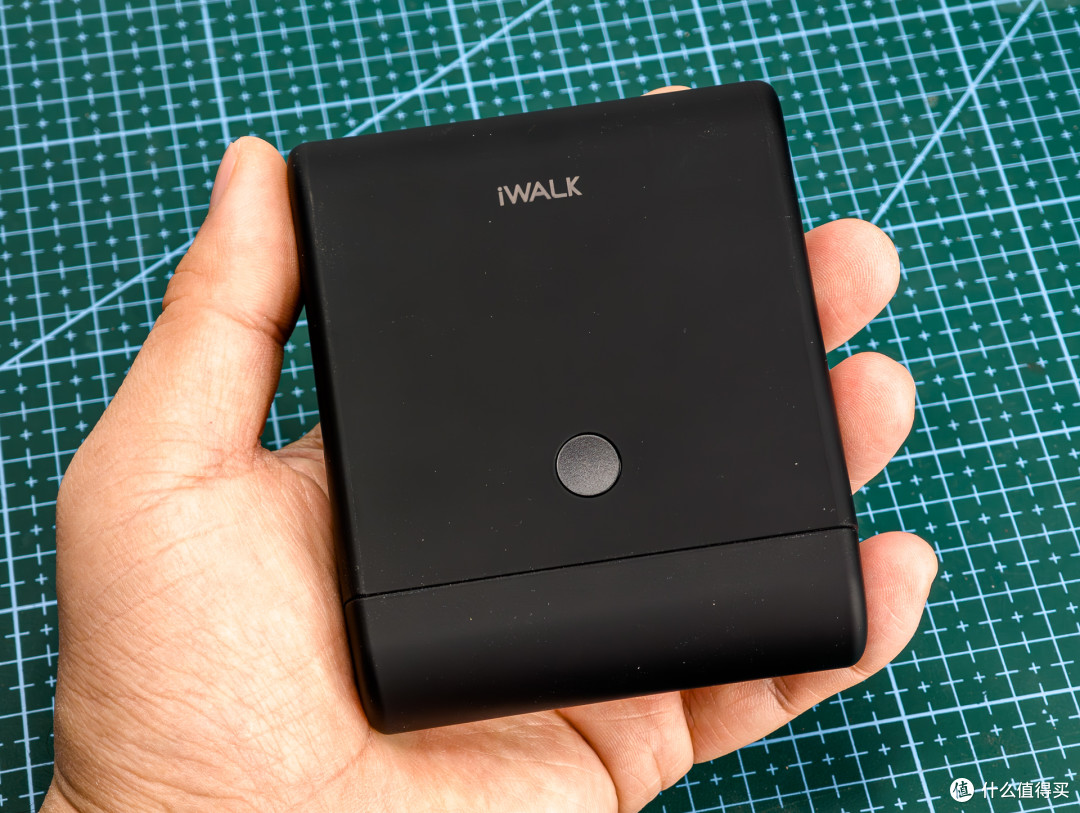 一机搞定两人用电:iWALK充电仓胶囊充电宝,真水无香的出游利器