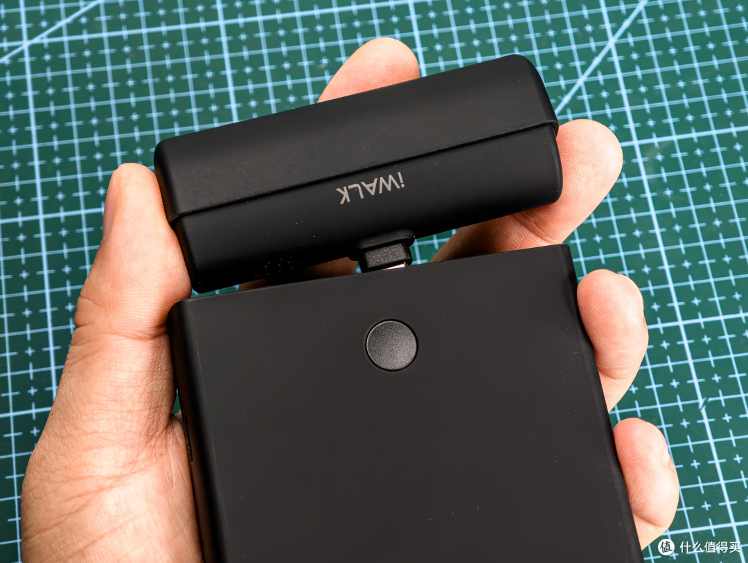 一机搞定两人用电:iWALK充电仓胶囊充电宝,真水无香的出游利器
