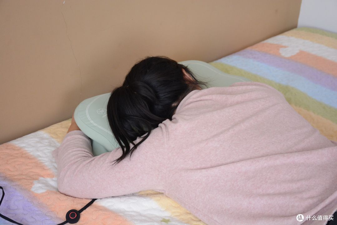 “热敷暖颈+颈椎牵引”:早晨脖子紧绷感被带走!添眠荷叶护颈枕