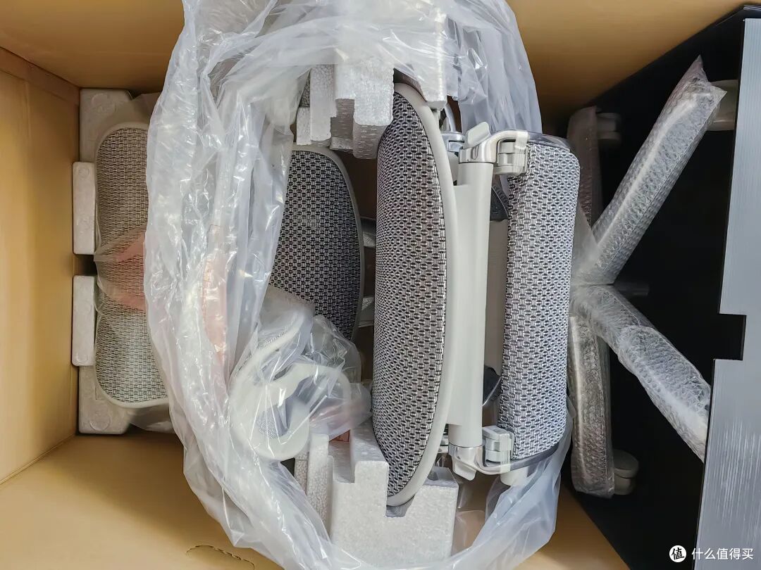 都是工学椅,把500块的换成3000块后,才明白最大的差距不是价格