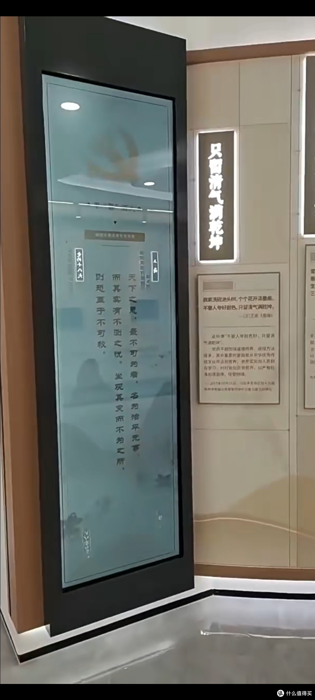 地铁 / 货架引流王!异形屏广告机也太会了