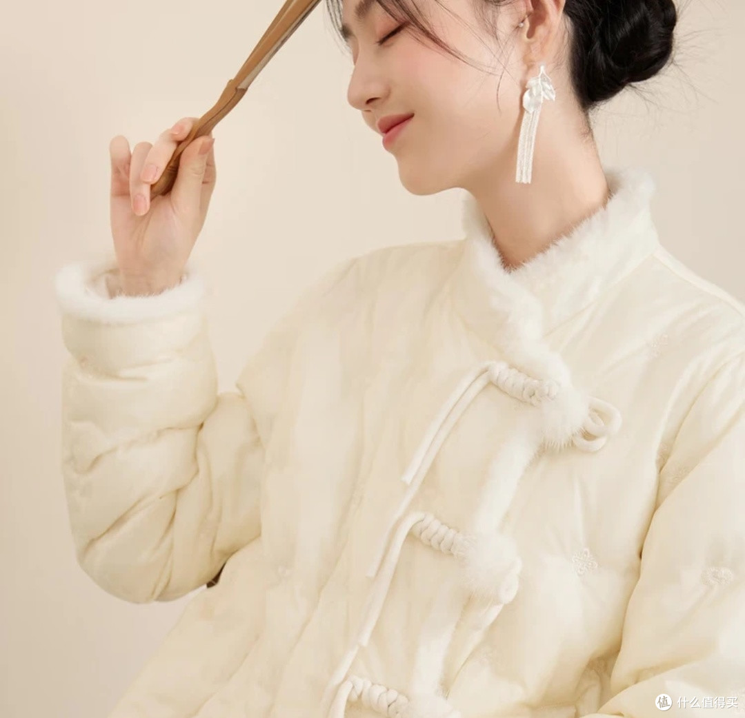 一眼心动的国风暖意:三彩花影蝶梦冬季羽绒服体验
