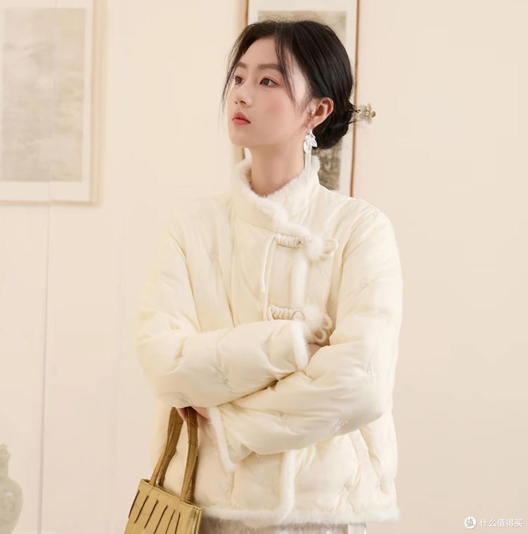一眼心动的国风暖意:三彩花影蝶梦冬季羽绒服体验