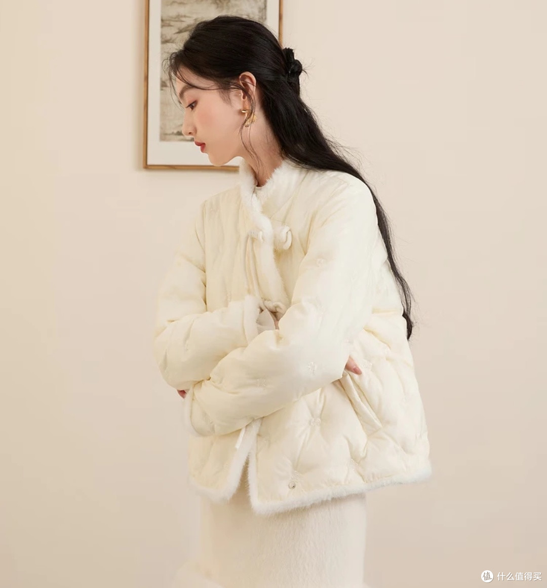 一眼心动的国风暖意:三彩花影蝶梦冬季羽绒服体验
