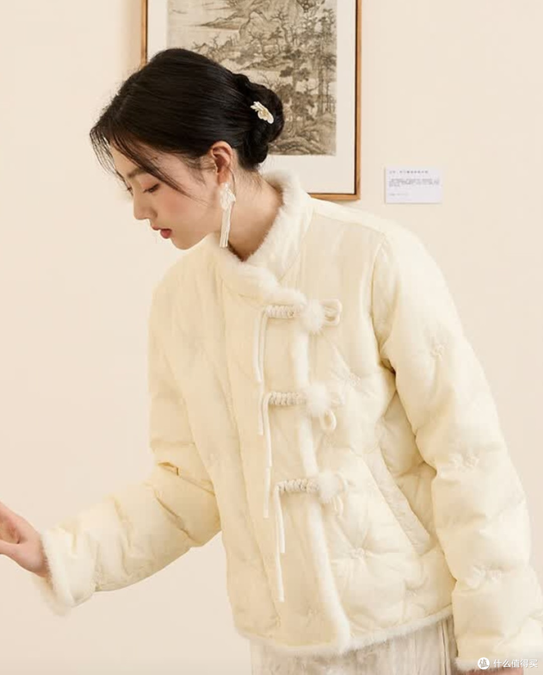 一眼心动的国风暖意:三彩花影蝶梦冬季羽绒服体验
