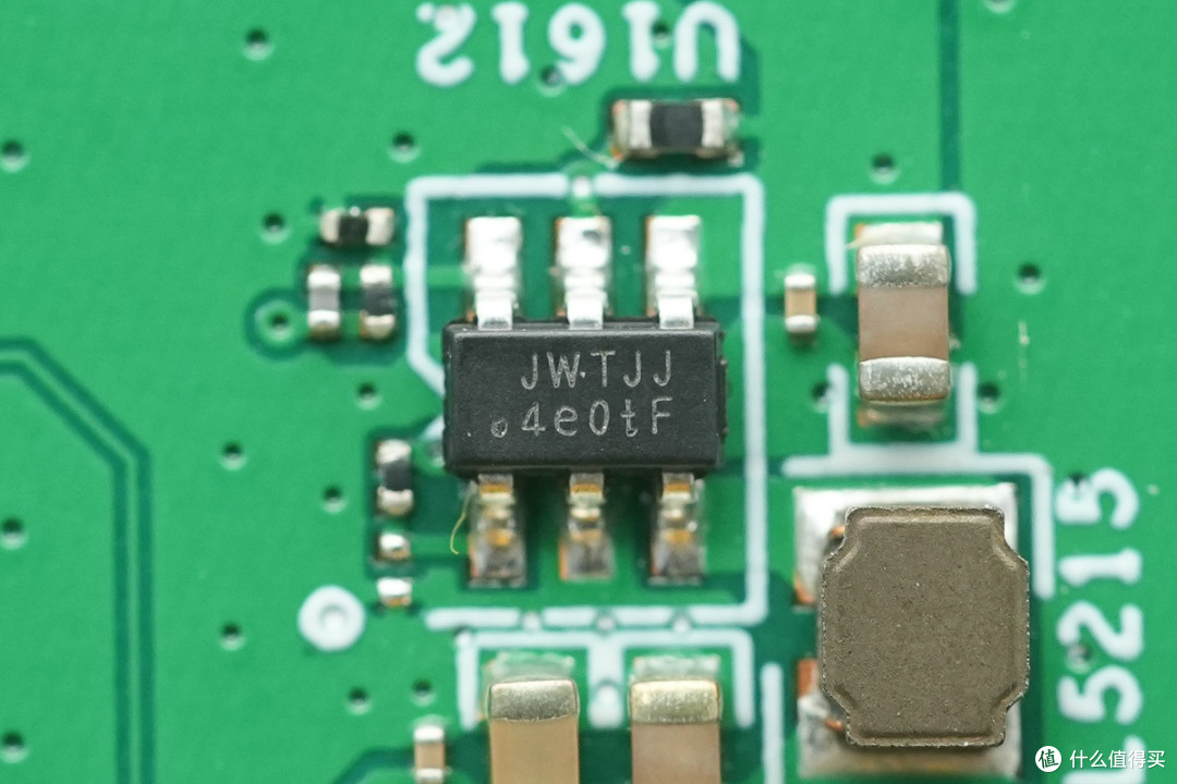 配备专属电竞接口，华硕TUF小旋风 V2 WiFi7路由器拆解