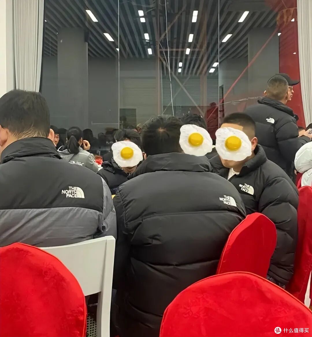 “莆田羽绒服” 专割伪中产,40%充绒量+羽丝填充,纯属智商税!