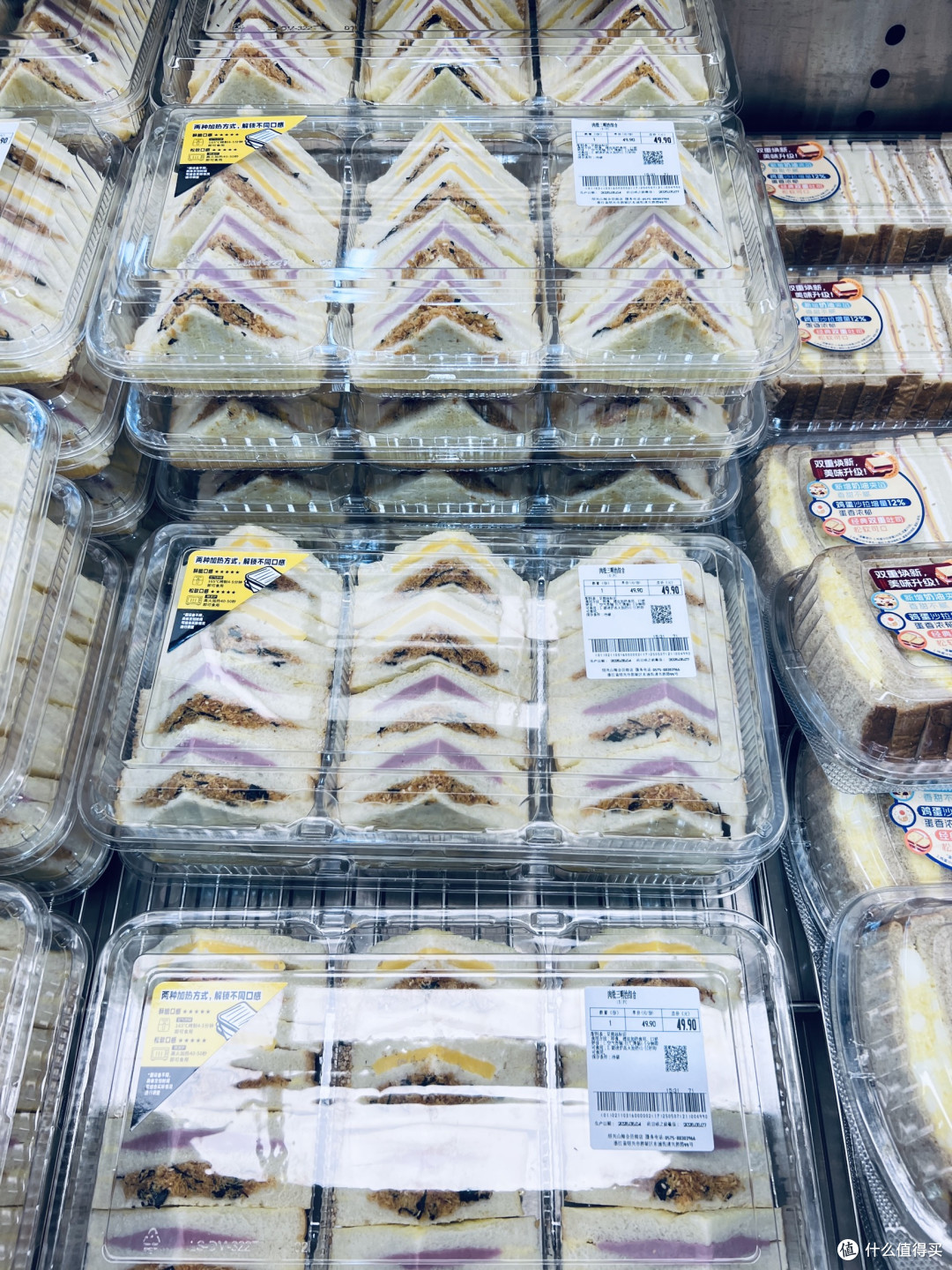 便利店里的精致哲学:冷藏柜前的三明治物语!