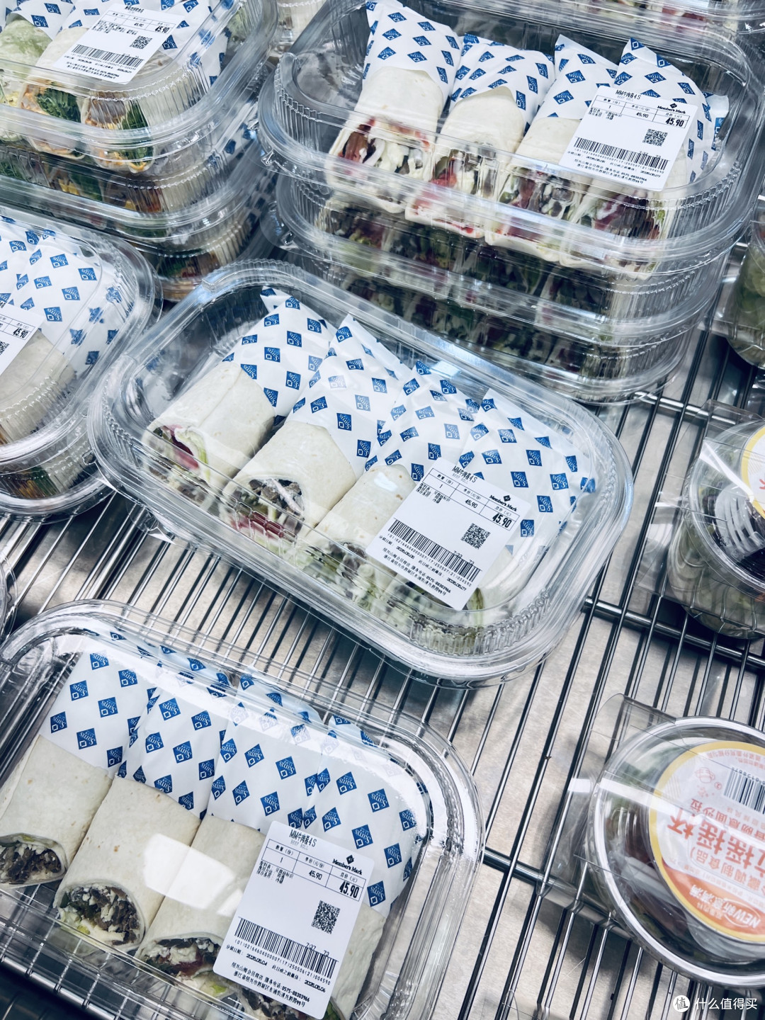 便利店里的精致哲学:冷藏柜前的三明治物语!