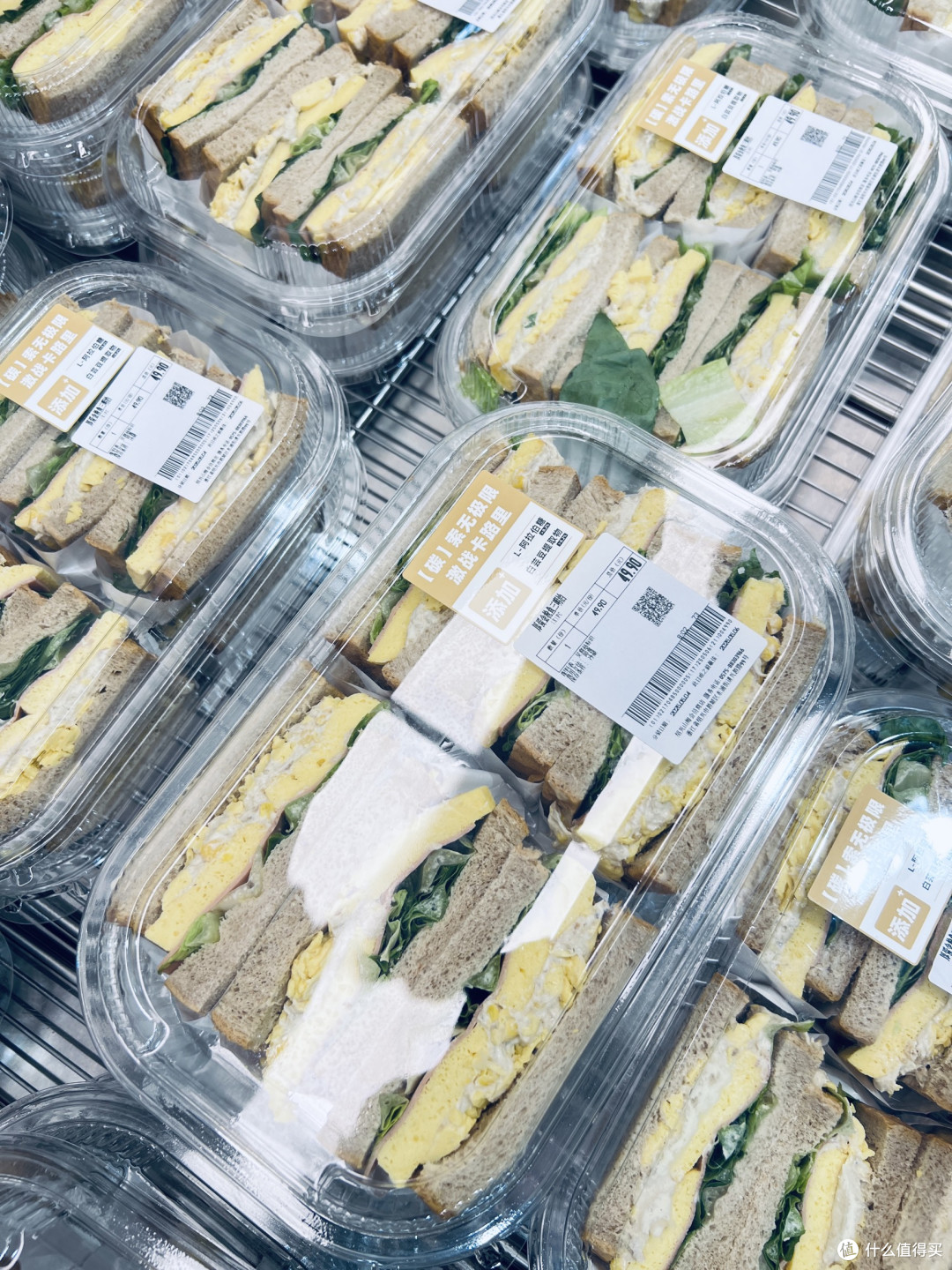 便利店里的精致哲学:冷藏柜前的三明治物语!