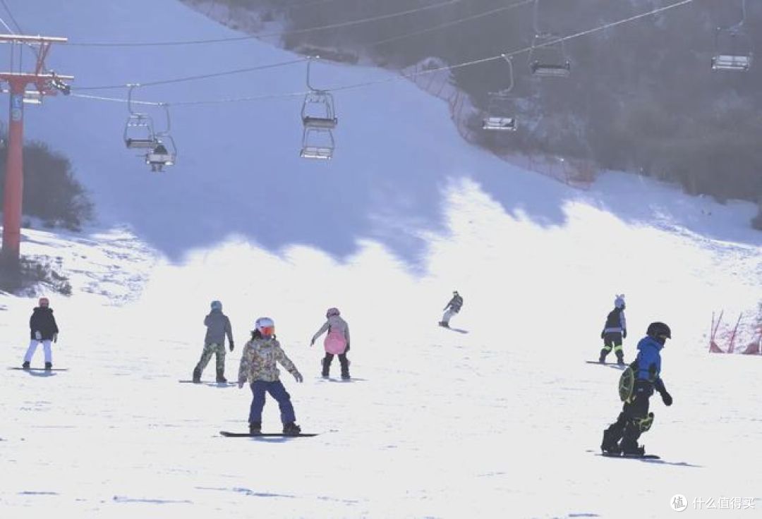 白云国际滑雪场,价格亲民,八条雪道,适合家庭滑雪!