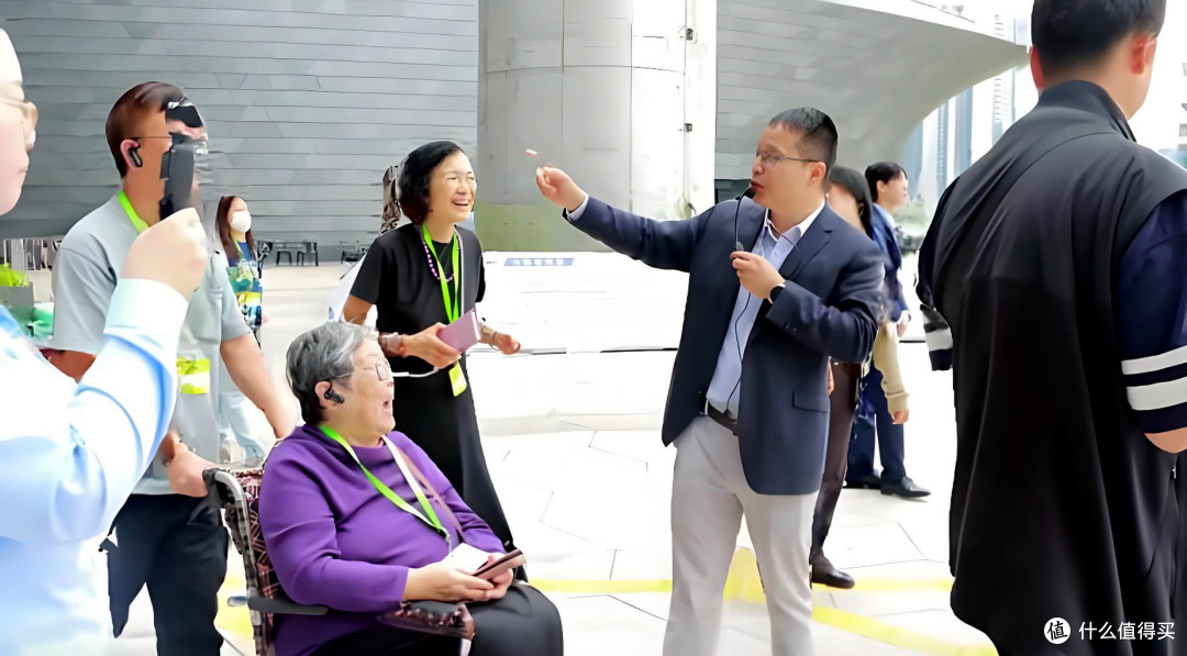 大湾区参访团佩戴IndoorLink讲解器走进深圳科技馆