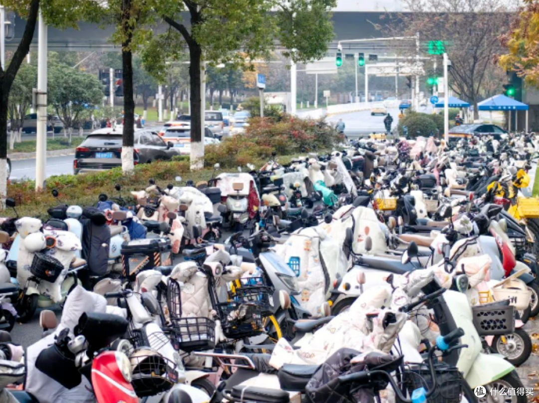 电动自行车“挡风被”该不该使用?能不能禁掉?答案很现实!