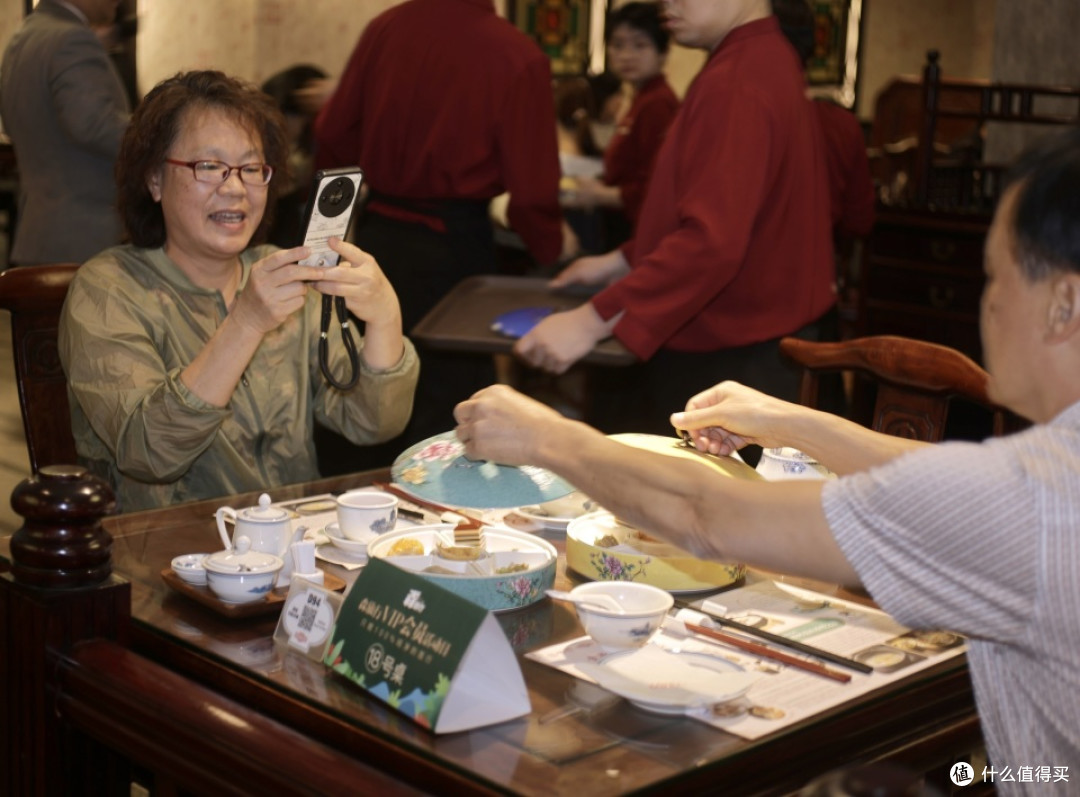 　（在中国大酒店品味“消失的名菜”，团友们第一动作是先拍照打卡）