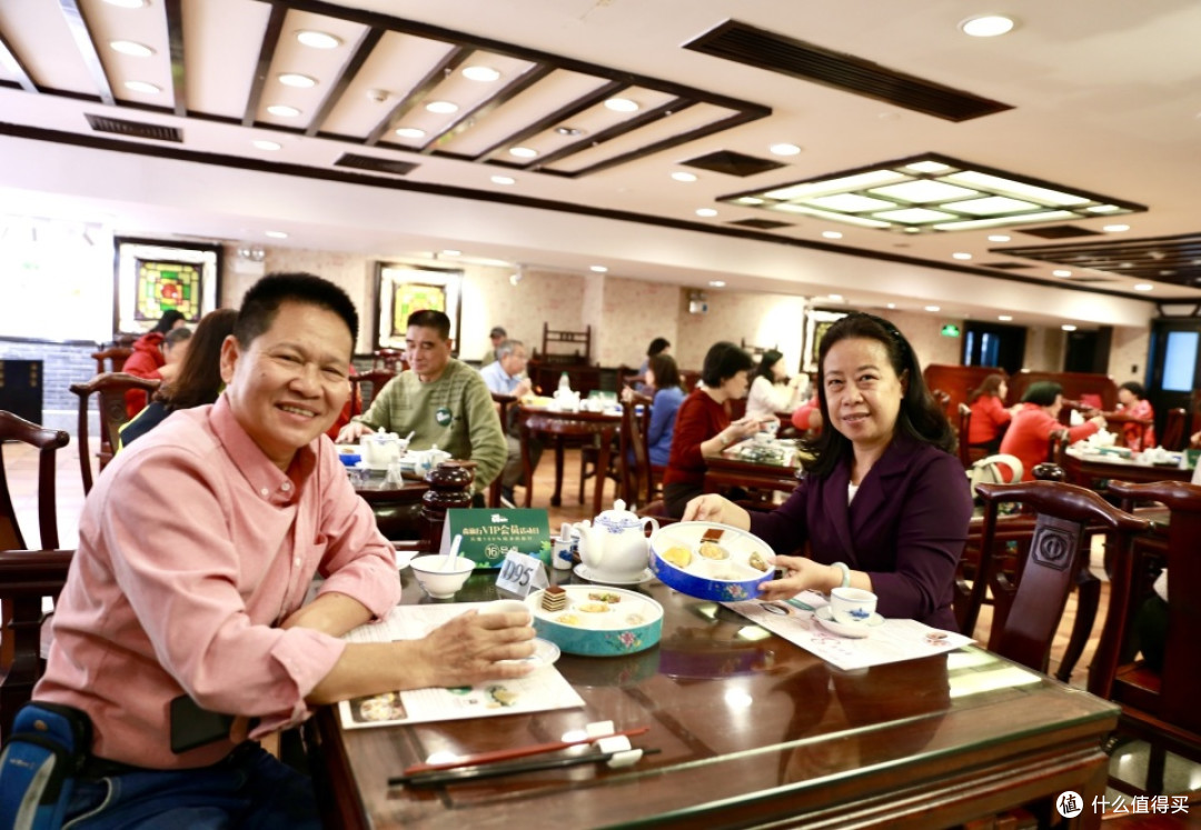 　　（在中国大酒店，森旅行VIP客户向记者展示复刻于民国菜单的精美点心）