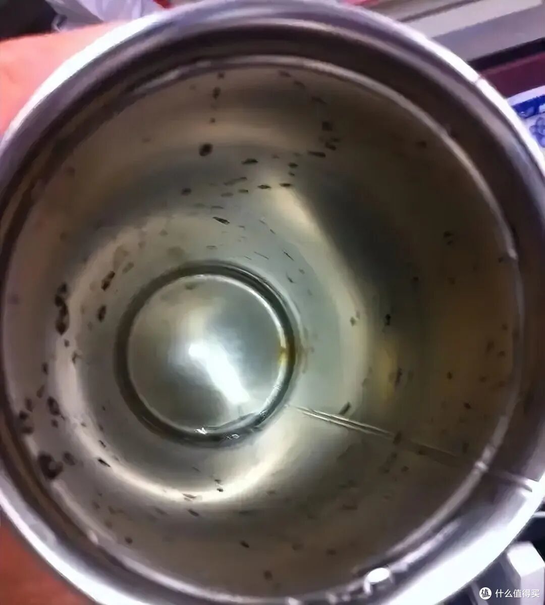 马上停止使用这种保温杯，热水进“毒水”出，很多人都在用！