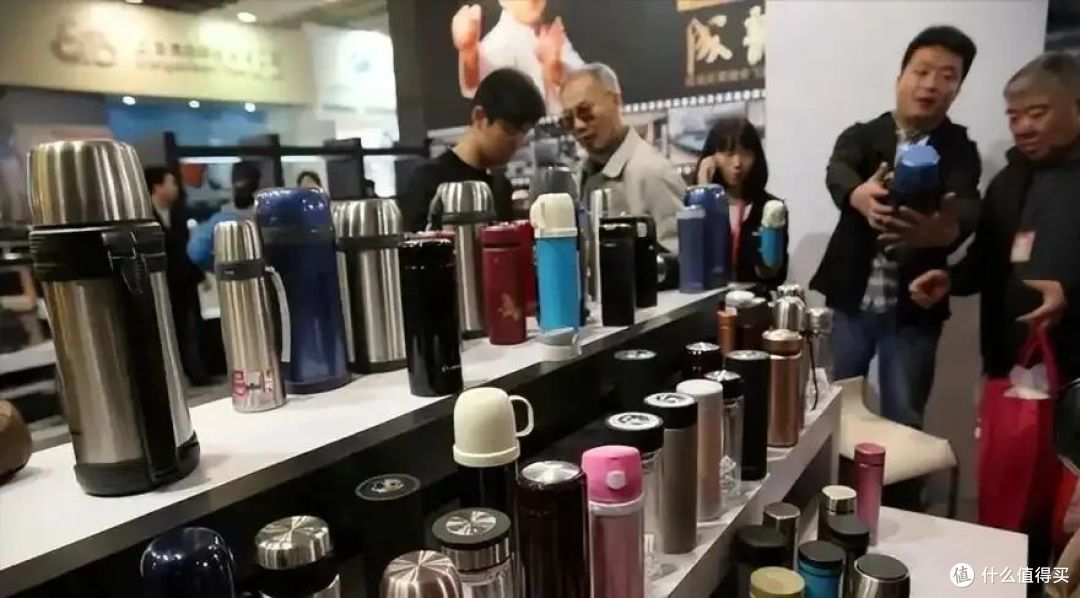 马上停止使用这种保温杯，热水进“毒水”出，很多人都在用！