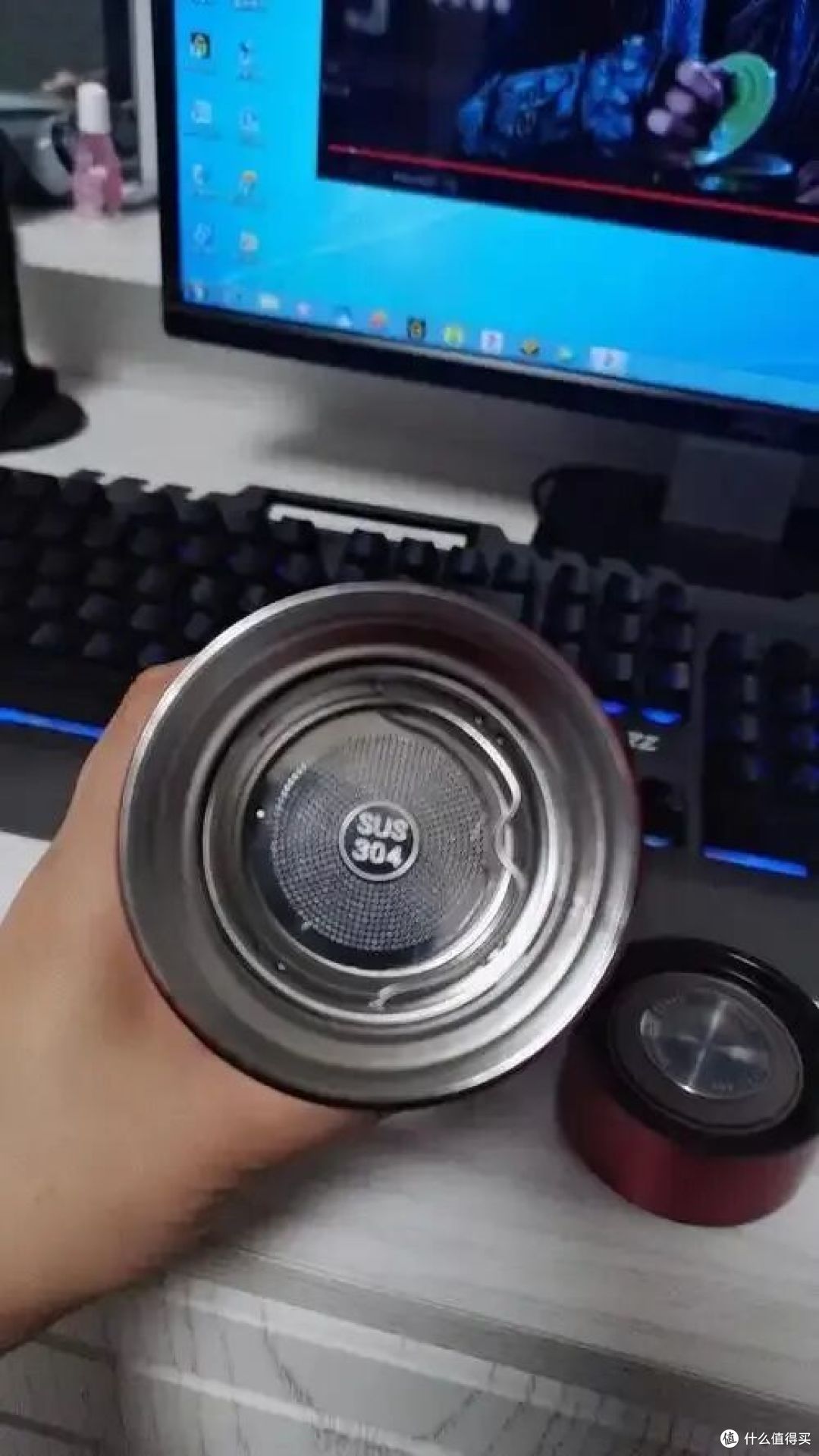 马上停止使用这种保温杯，热水进“毒水”出，很多人都在用！