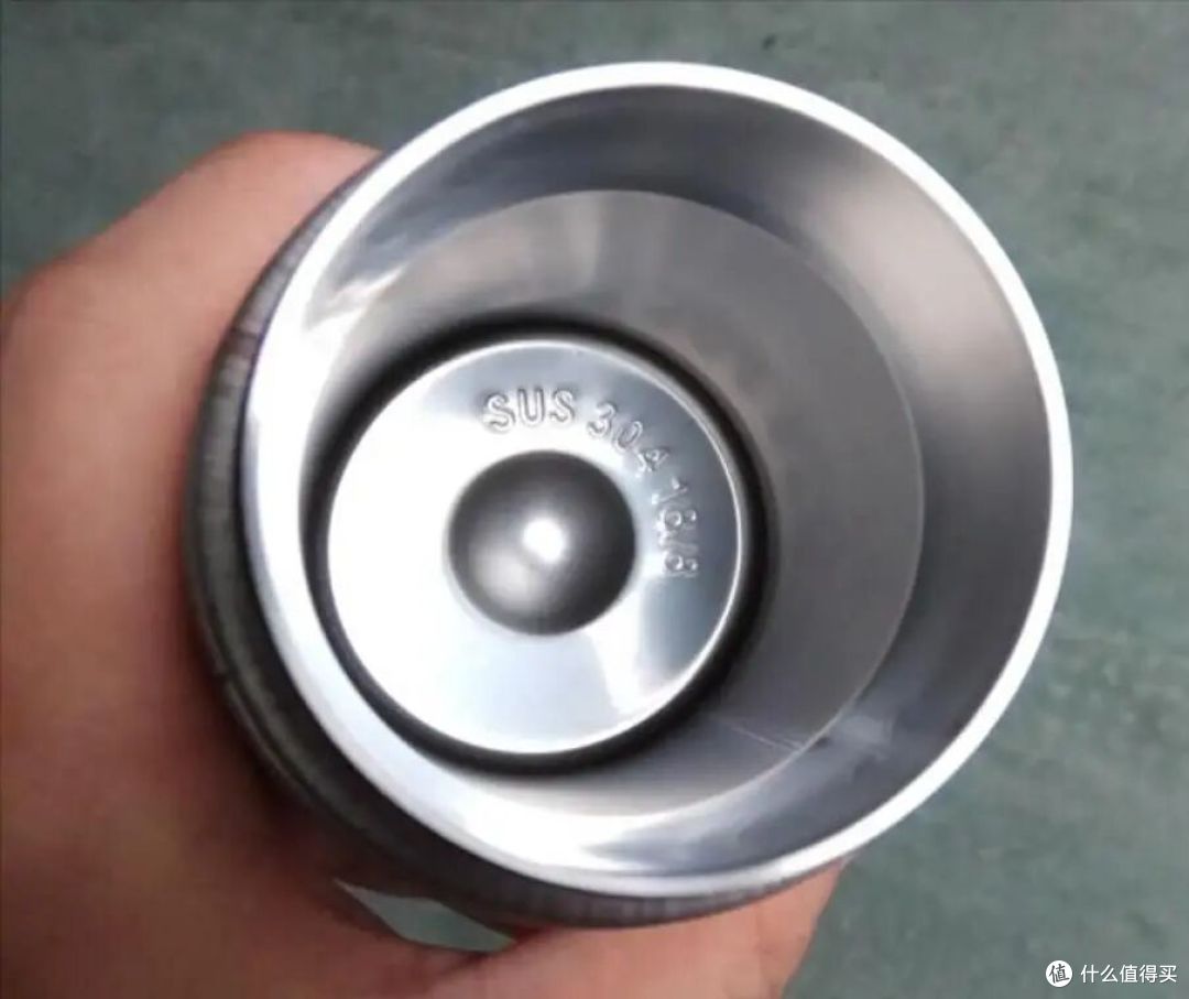 马上停止使用这种保温杯，热水进“毒水”出，很多人都在用！
