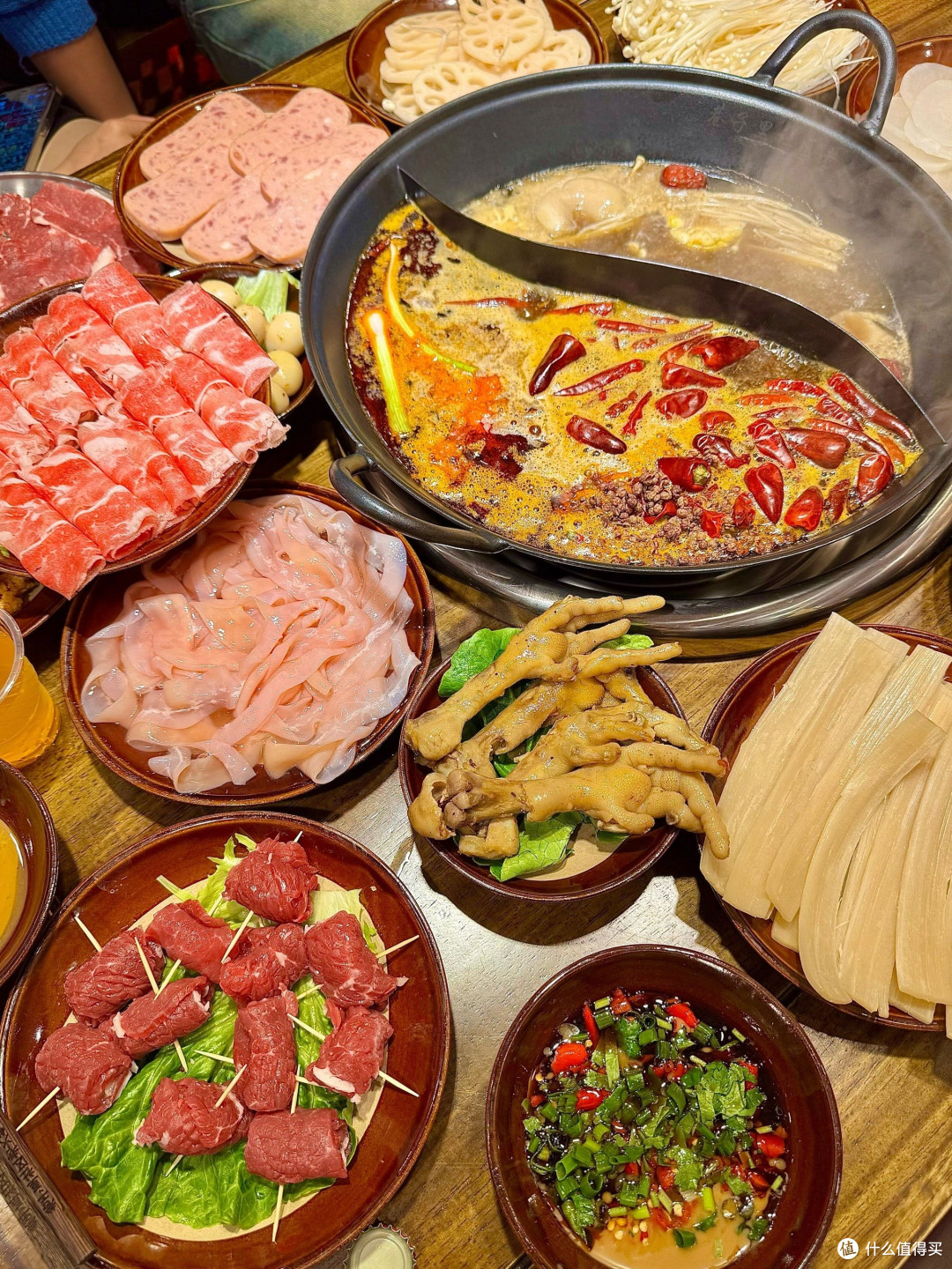 冬日暖锅：沸腾里的烟火滋味