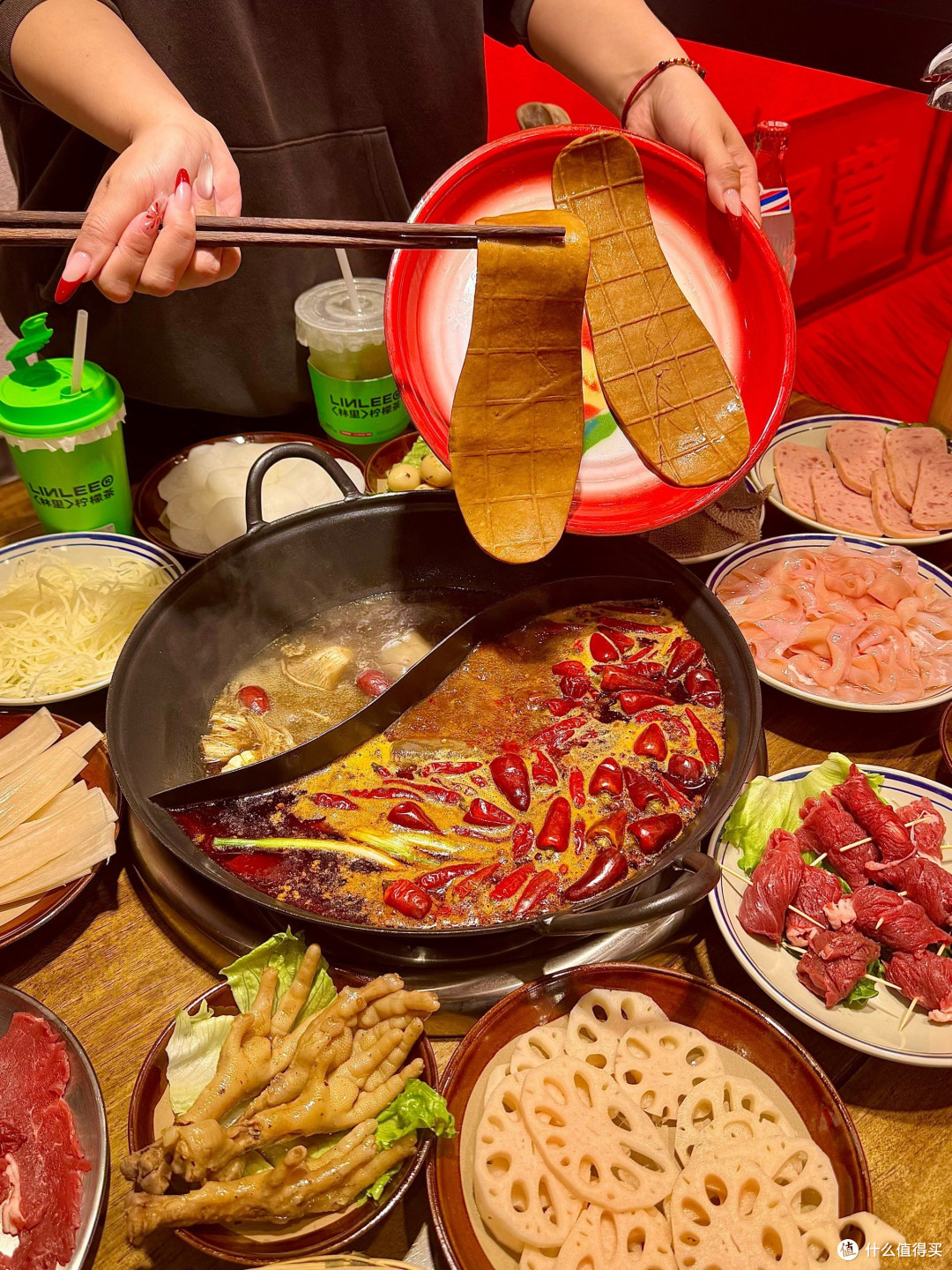 冬日火锅：毛肚与酥肉的脆嫩对决