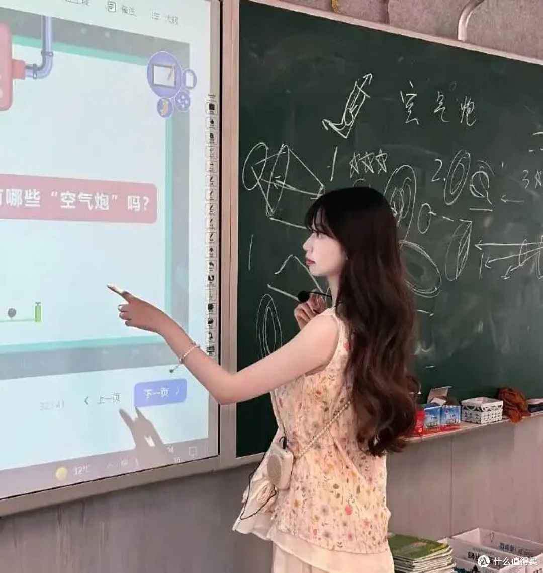 女老师自创“幼态字体”走红,被家长投诉停职,网友:为什么?