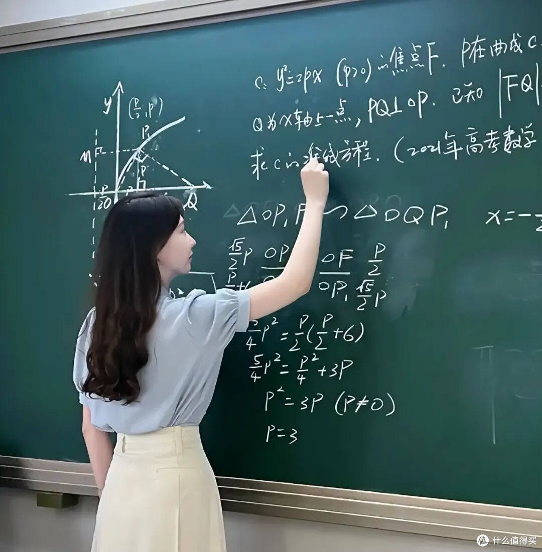 女老师自创“幼态字体”走红,被家长投诉停职,网友:为什么?