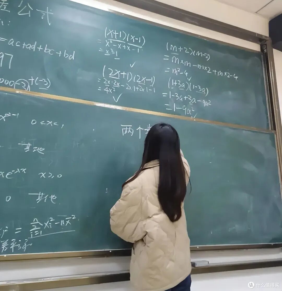 女老师自创“幼态字体”走红,被家长投诉停职,网友:为什么?