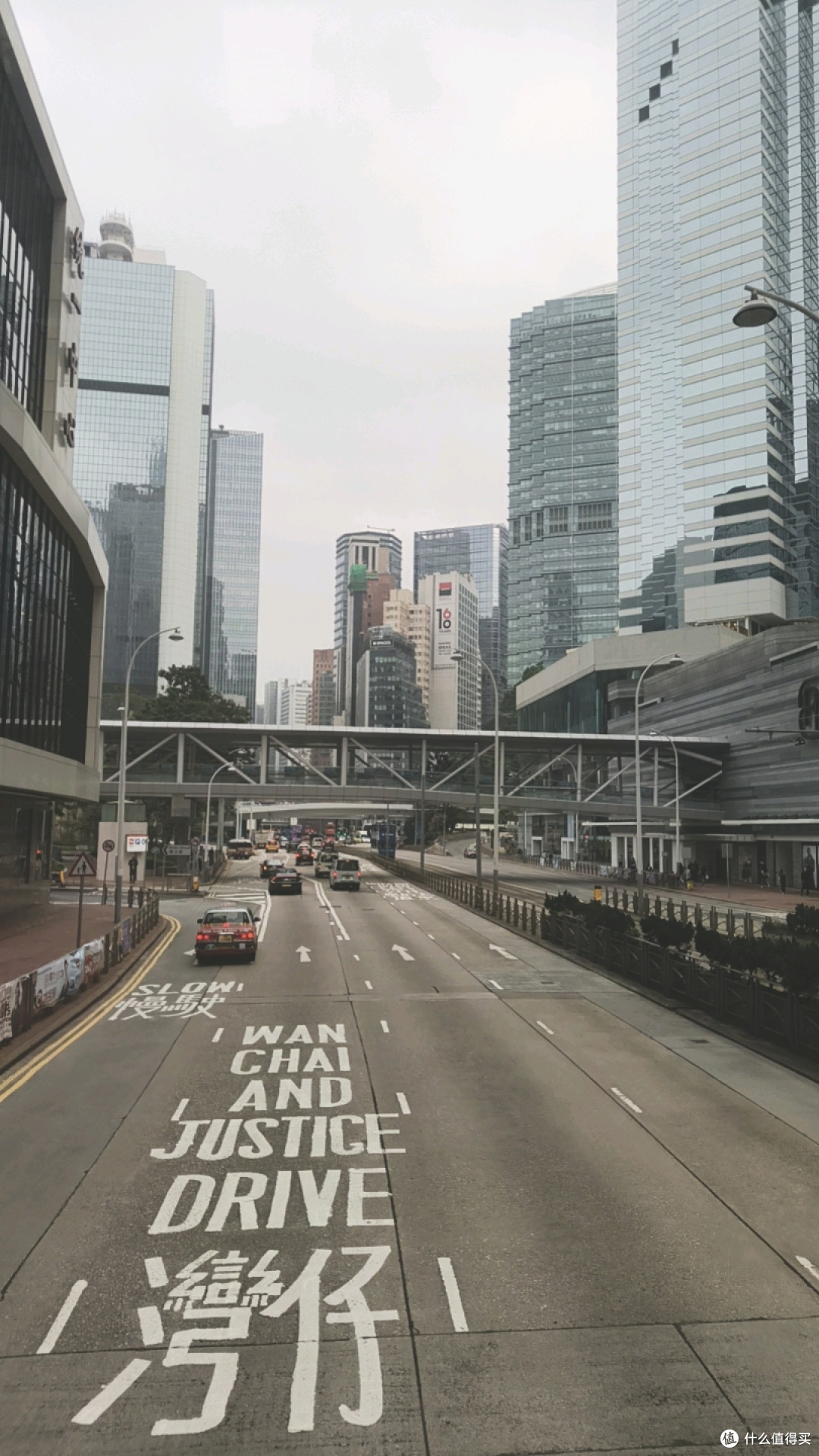自带电影感的城市，可能重点在于地上的字
