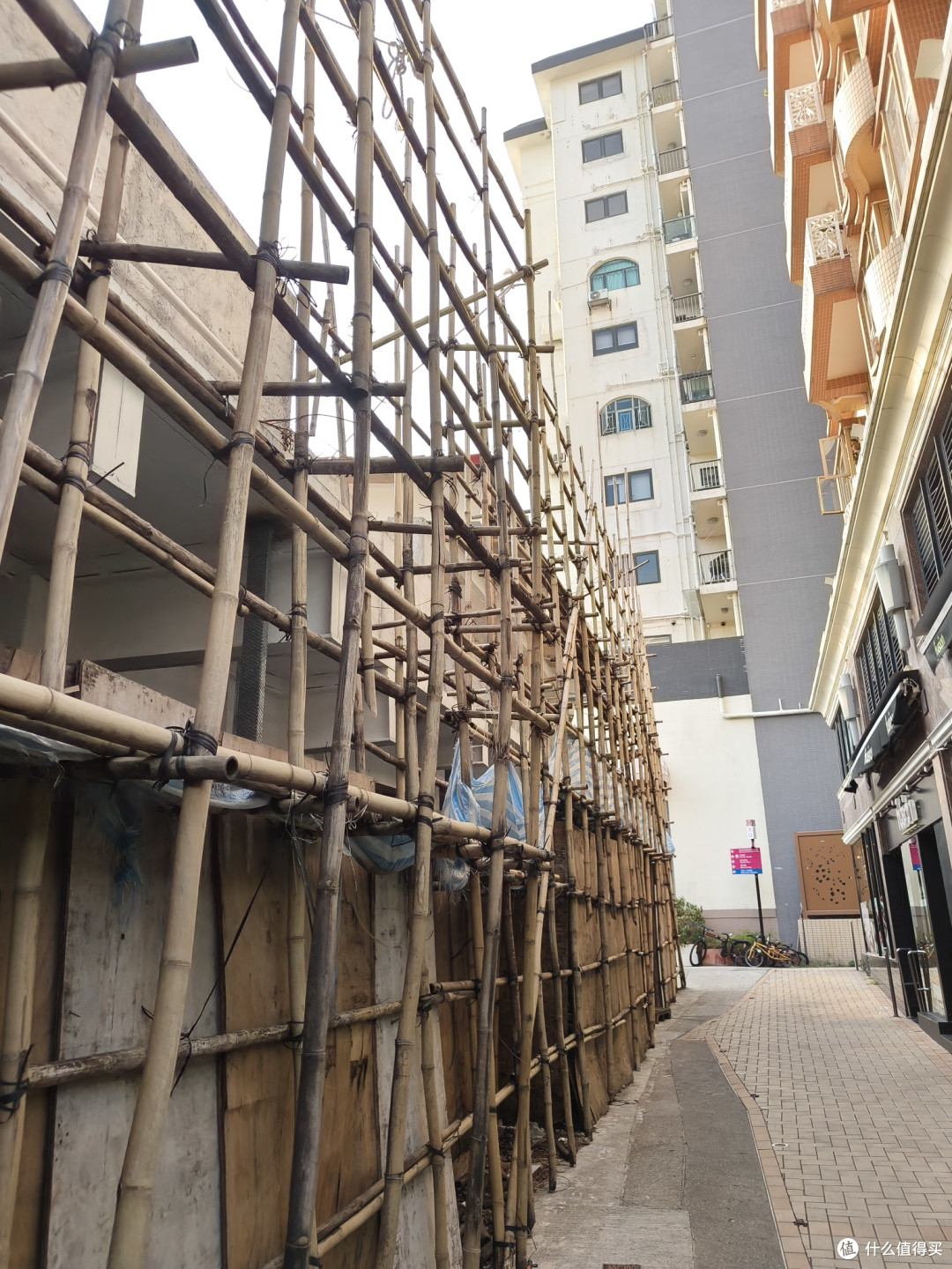 还遇到了香港房屋修缮，外面用的竹棚