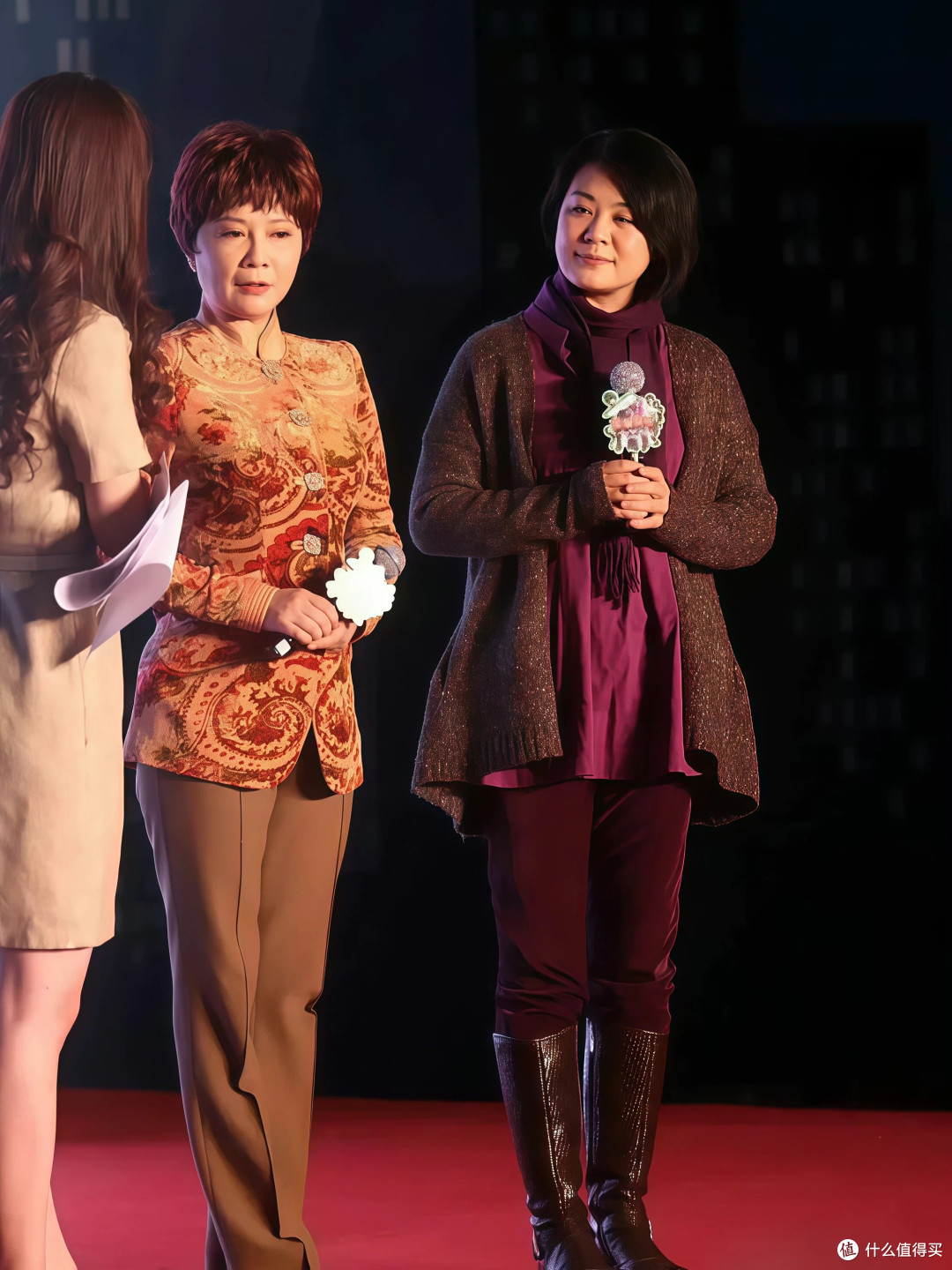 丛珊的老年状态真惊艳：头发花白，衣着素雅，60多岁照样优雅高级