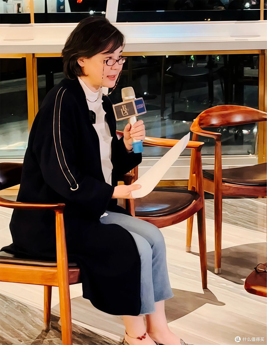 丛珊的老年状态真惊艳：头发花白，衣着素雅，60多岁照样优雅高级