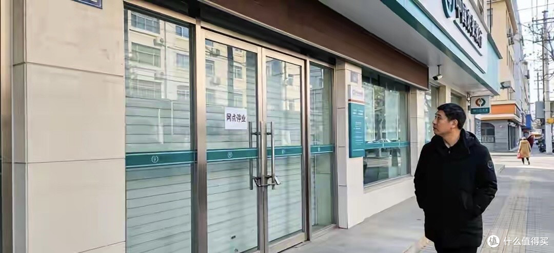 一年内,9661家银行网点关门,降本增效?不用手机的老人怎么办