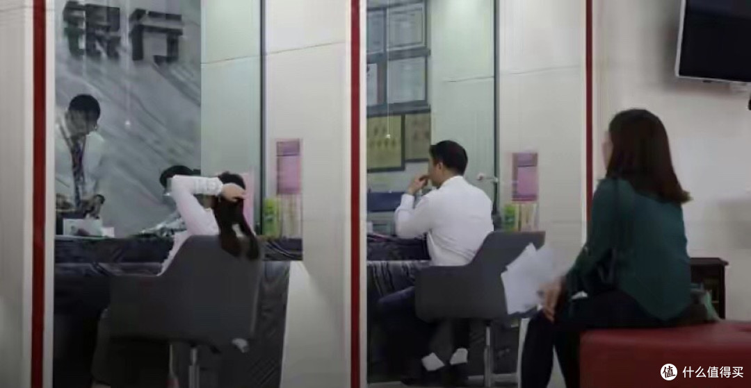 一年内,9661家银行网点关门,降本增效?不用手机的老人怎么办