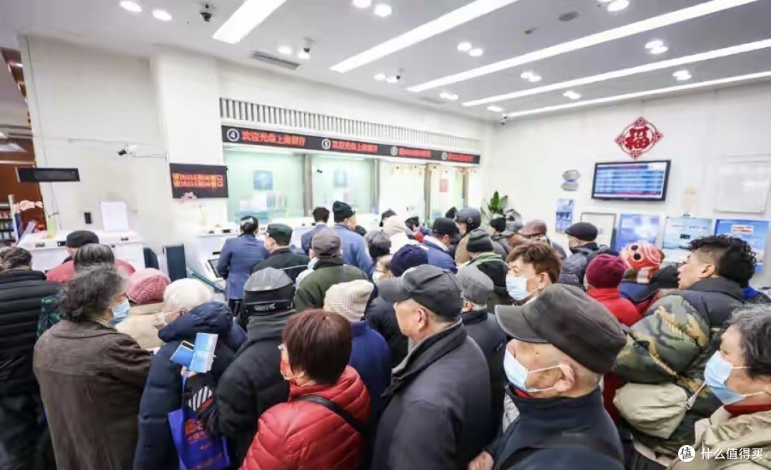 一年内,9661家银行网点关门,降本增效?不用手机的老人怎么办