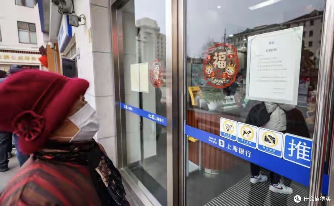 一年内,9661家银行网点关门,降本增效?不用手机的老人怎么办
