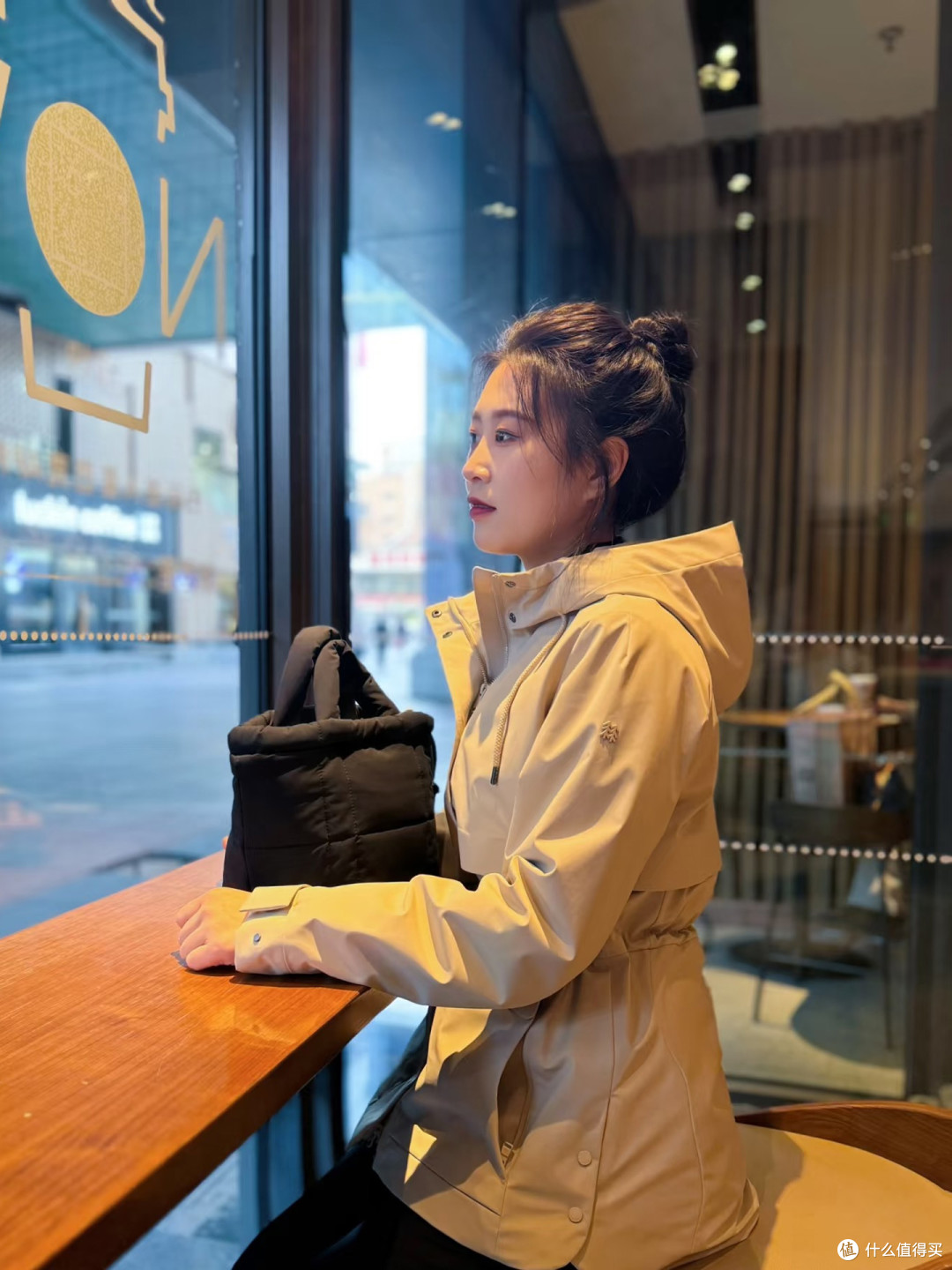 中年女人的冲锋衣,不要只穿北面、始祖鸟,这3个中产品牌更高级