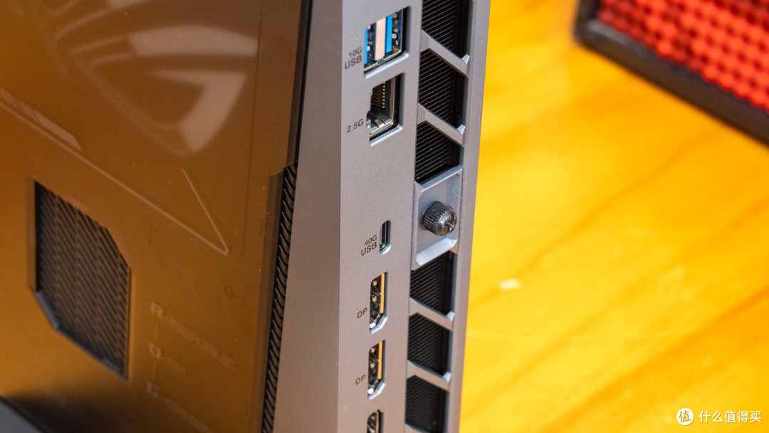 巴掌大机身塞下X3D处理器？ROG魔霸9 MINI颠覆认知