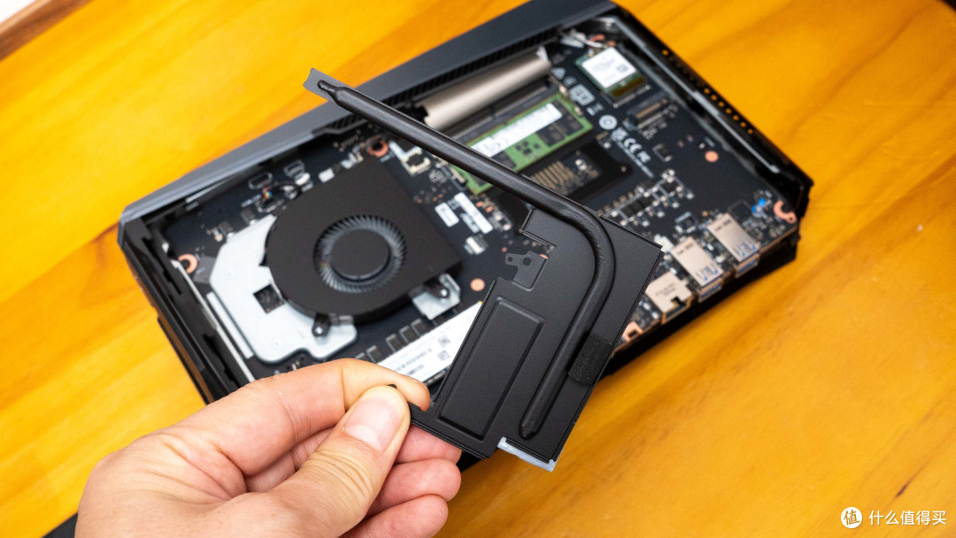 巴掌大机身塞下X3D处理器？ROG魔霸9 MINI颠覆认知