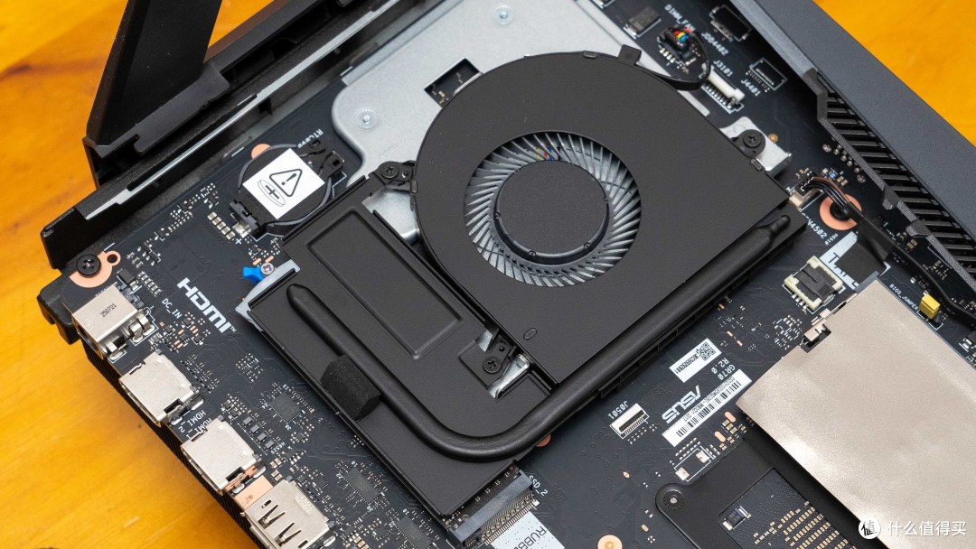 巴掌大机身塞下X3D处理器？ROG魔霸9 MINI颠覆认知