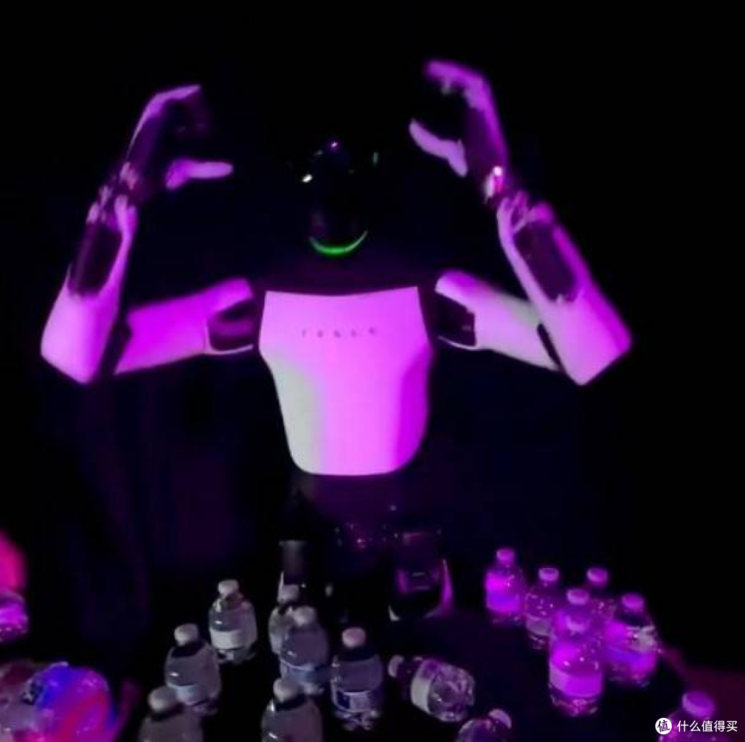 特斯拉机器人疑似遥控:摘空气头显”出现摘头显摔倒名场面!