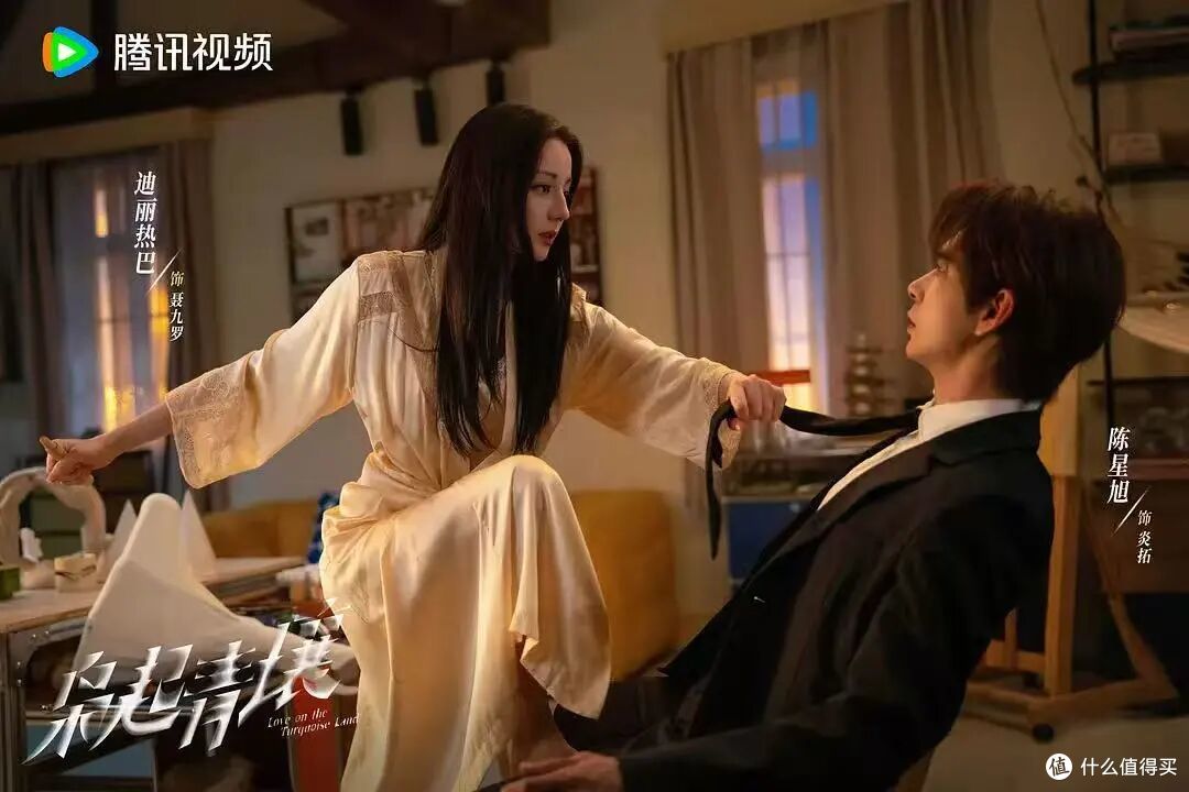 迪丽热巴的“疯刀”美学封神，妆容凸显疏离的氛围感，清冷利落