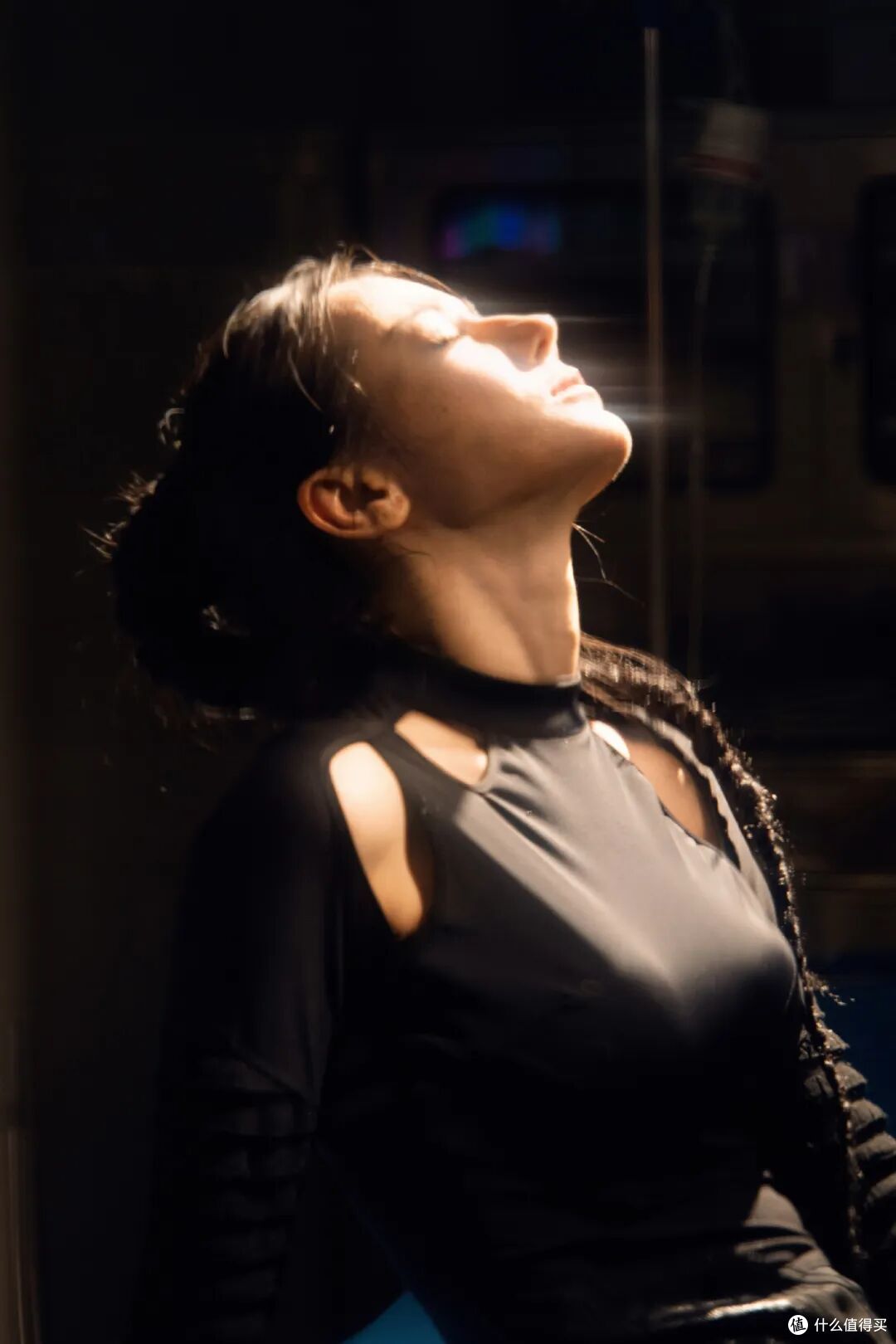 迪丽热巴的“疯刀”美学封神，妆容凸显疏离的氛围感，清冷利落_影视_什么值得买