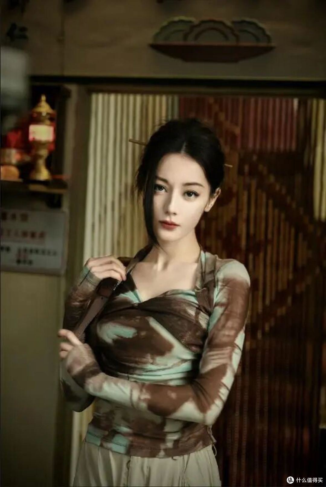 迪丽热巴的“疯刀”美学封神，妆容凸显疏离的氛围感，清冷利落_影视_什么值得买