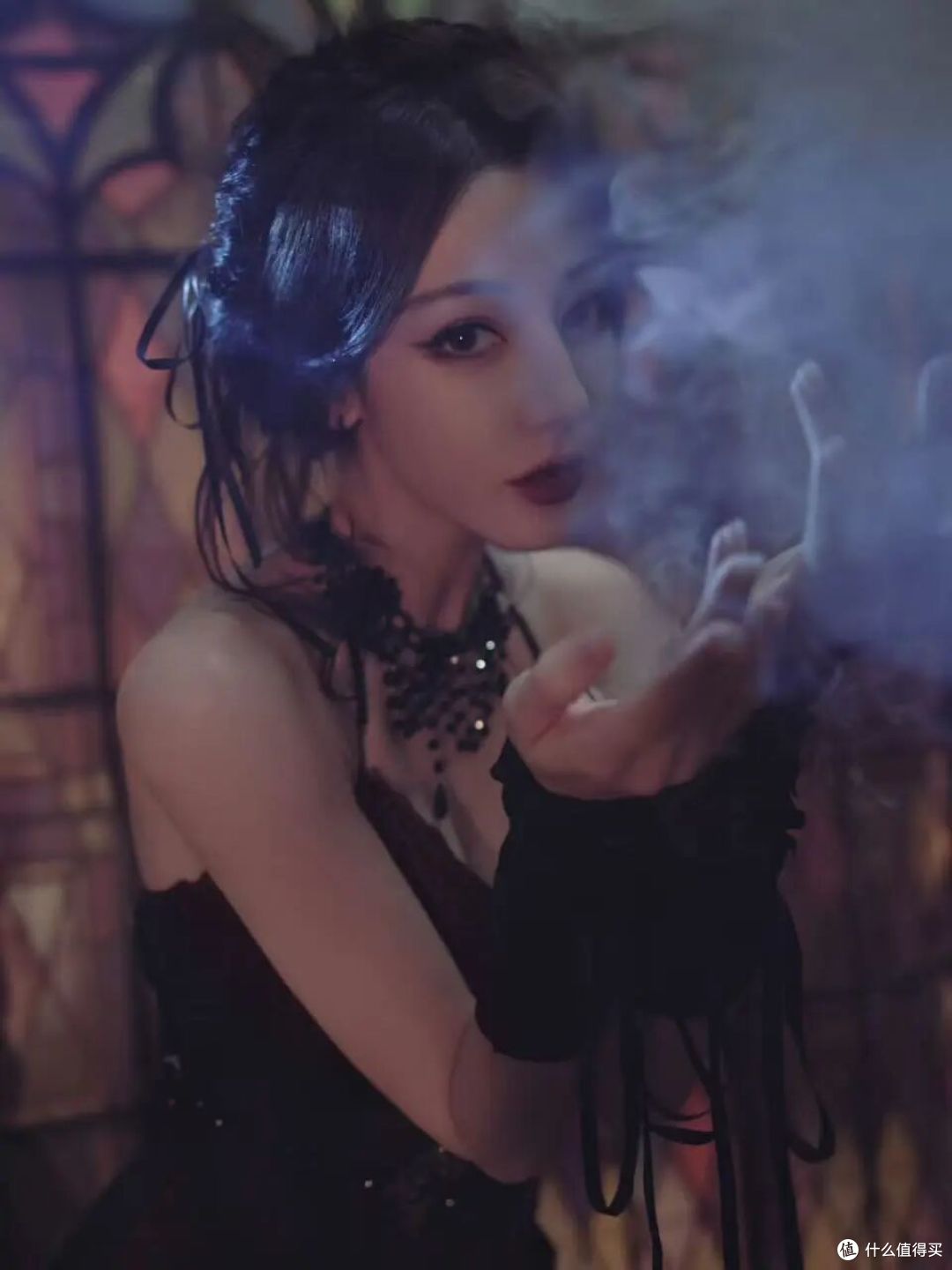 迪丽热巴的“疯刀”美学封神，妆容凸显疏离的氛围感，清冷利落_影视_什么值得买